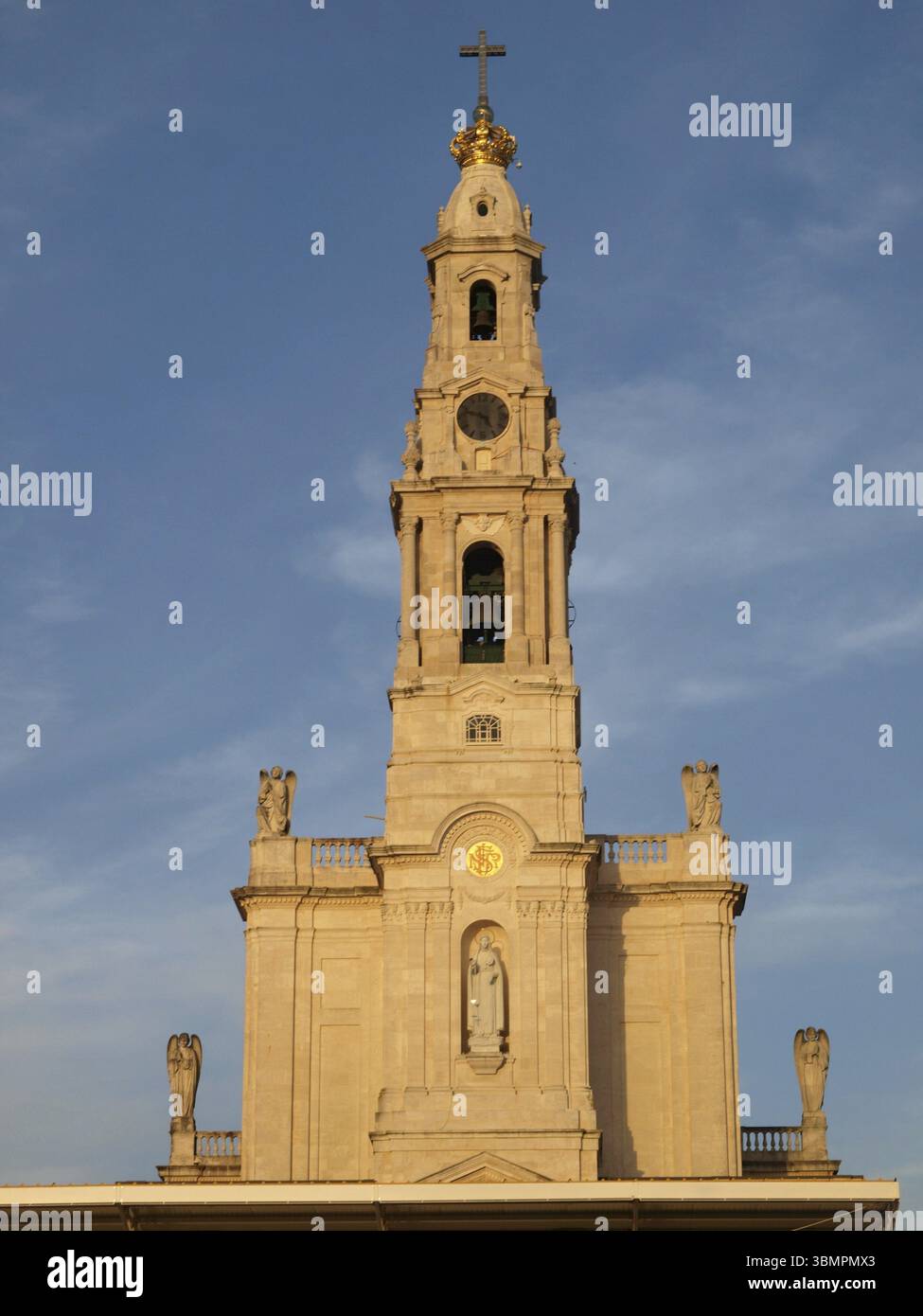 Santuario del campanile di Fatima con la sua corona e croce, statue e orologio, che raggiungono il cielo Foto Stock