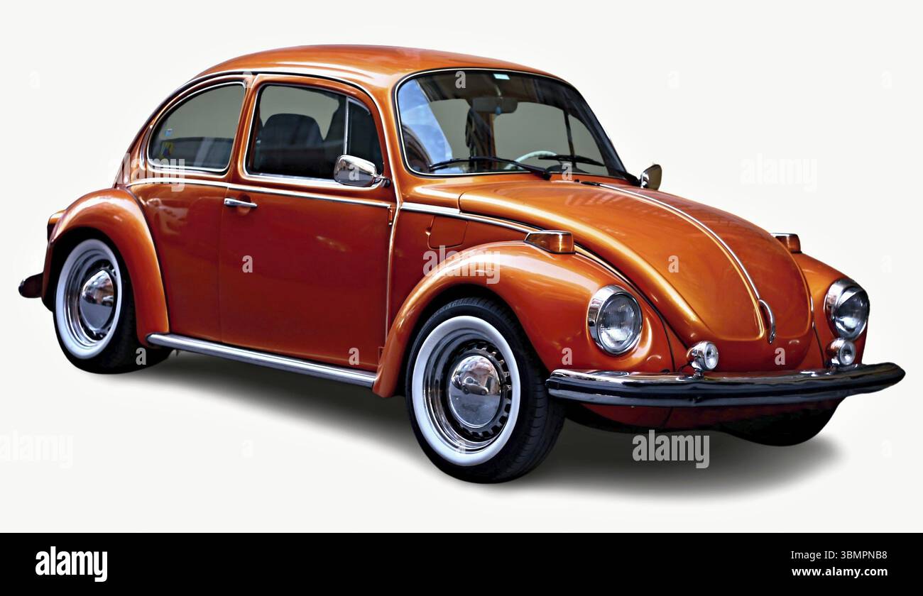 Classica auto Volkswagen Beetle arancione parcheggiata, che rappresenta un design automobilistico vintage e senza tempo Foto Stock