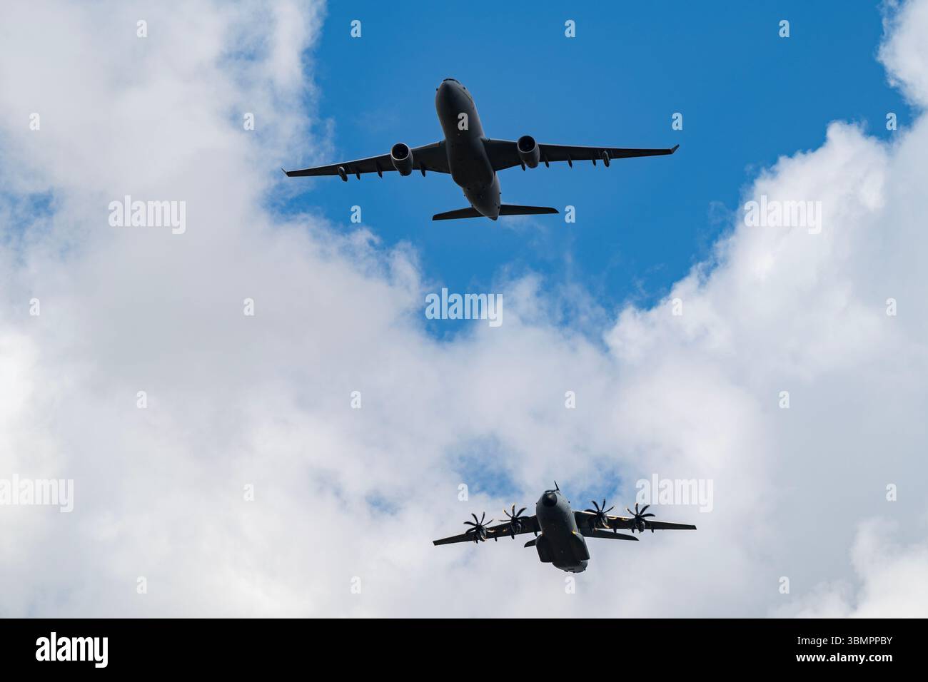 Gli aerei RAF Voyager e A400 fanno parte del flypast del compleanno del re Foto Stock
