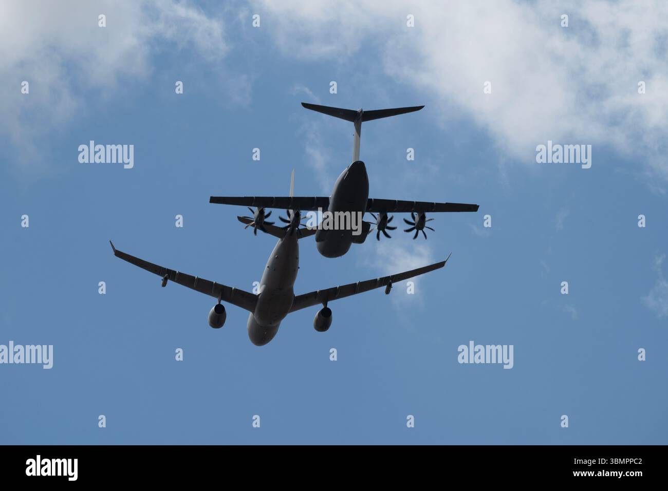 Gli aerei RAF Voyager e A400 fanno parte del flypast del compleanno del re Foto Stock