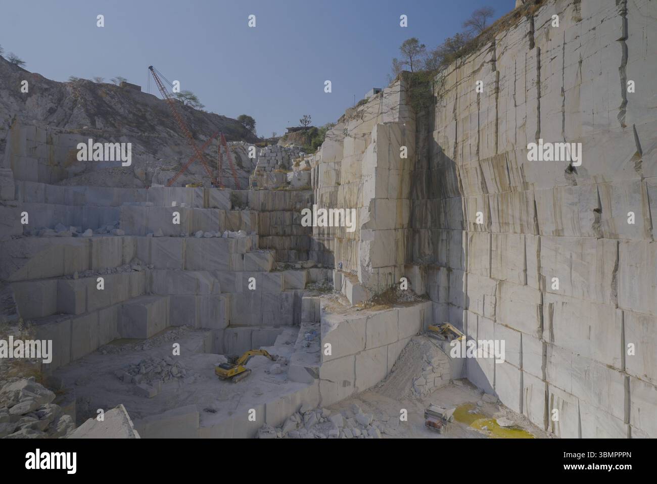 Miniera di marmo bianco, taglio di blocchi di marmo in Una cava di marmo, Rajasthan, India. Foto Stock