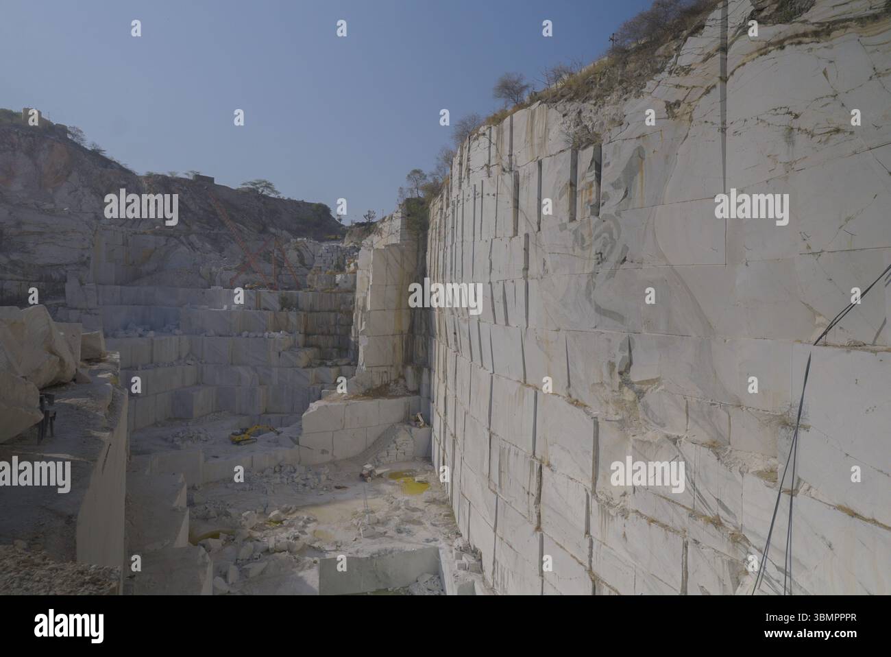 Miniera di marmo bianco, taglio di blocchi di marmo in Una cava di marmo, Rajasthan, India. Foto Stock