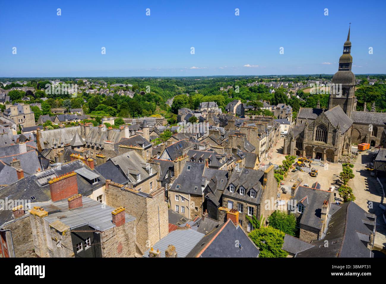 Vista dalla cima di la Tour de l'Horloge su Dinan, Côtes-d'Armor, Bretagna, Francia Foto Stock