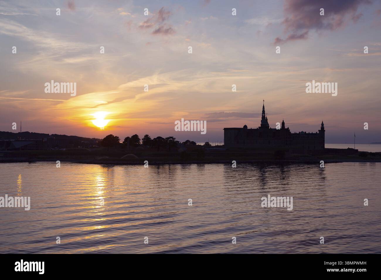 Il Castello di Kronborg silhouette in Helsingor al tramonto, Danimarca. Castello sulla riva a Helsingor. Porto danese di Helsingor con Kronborg Castle. Panora Foto Stock