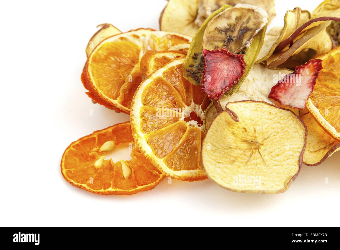 Arance secche, banane e mele su sfondo bianco isolato Foto Stock