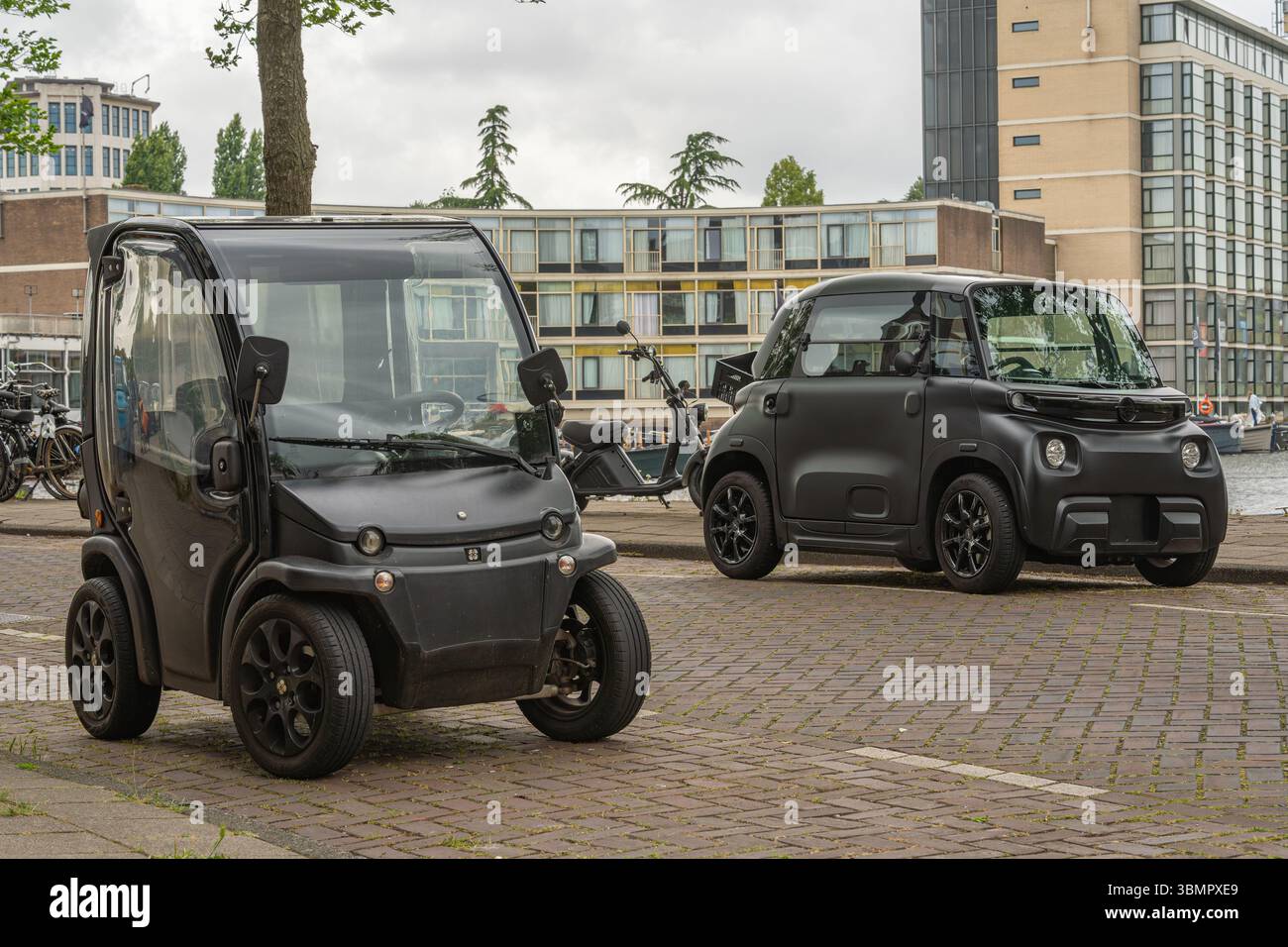 Amsterdam, Paesi Bassi, 26.06.2025, Electric Microcars Estrima Biro e Opel Rocks parcheggiati all'esterno, simboleggiano la transormazione della mobilità urbana Foto Stock