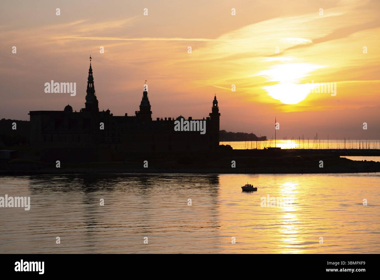 Il Castello di Kronborg silhouette in Helsingor al tramonto, Danimarca. Castello sulla riva a Helsingor. Porto danese di Helsingor con Kronborg Castle. Panora Foto Stock