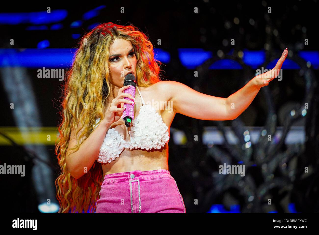 26 giugno 2025. DOS Hermanas, Siviglia, Spagna. La cantante pop spagnola Melodia Ruiz (Melody) si esibisce dal vivo sul palco durante il suo concerto del 2025 all'Auditorio Foto Stock
