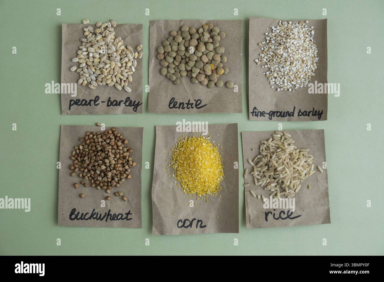 Porridge a grana grezza ricaricabile con testo su carta. Ricarica formato prodotto ecologico. Specie di grani di farro intero. Fibre-ri ad alto contenuto proteico Foto Stock