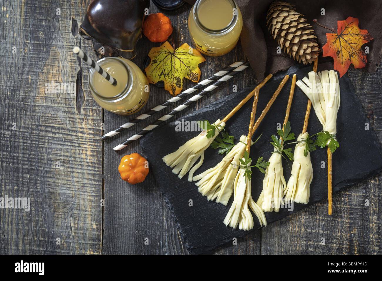 Halloween divertente idea per il cibo da festa. Spuntino creativo al formaggio di Halloween su un tavolo di legno. Vista dall'alto sfondo piatto. Copia spazio Foto Stock