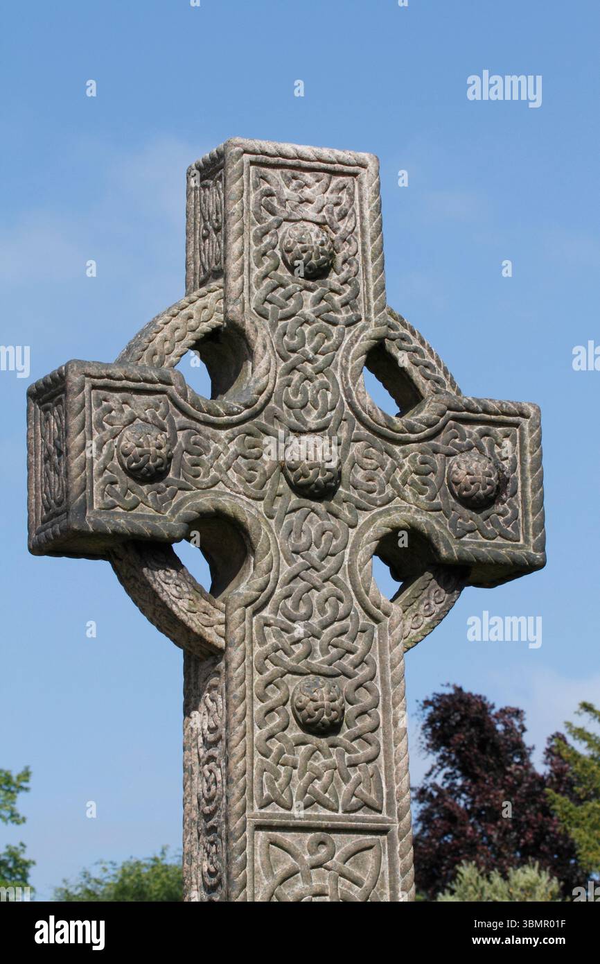 Croce celtica altamente decorata nel cimitero di Cathays. Galles, Regno Unito Foto Stock
