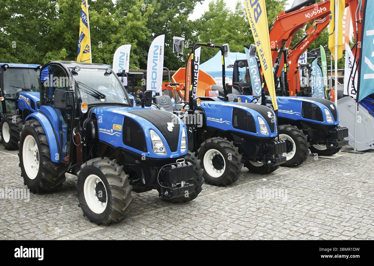 Nuovi trattori holland parcheggiati, in mostra la tecnologia agricola in occasione di un'esposizione di macchinari all'aperto Foto Stock