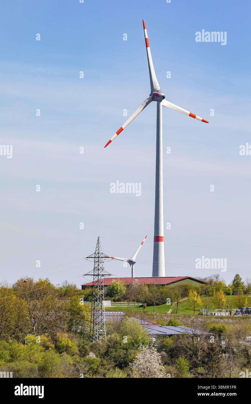Le turbine eoliche, i sistemi fotovoltaici, i piloni elettrici e la regola 10H dominano la discussione sulle energie rigenerative in Germania Foto Stock