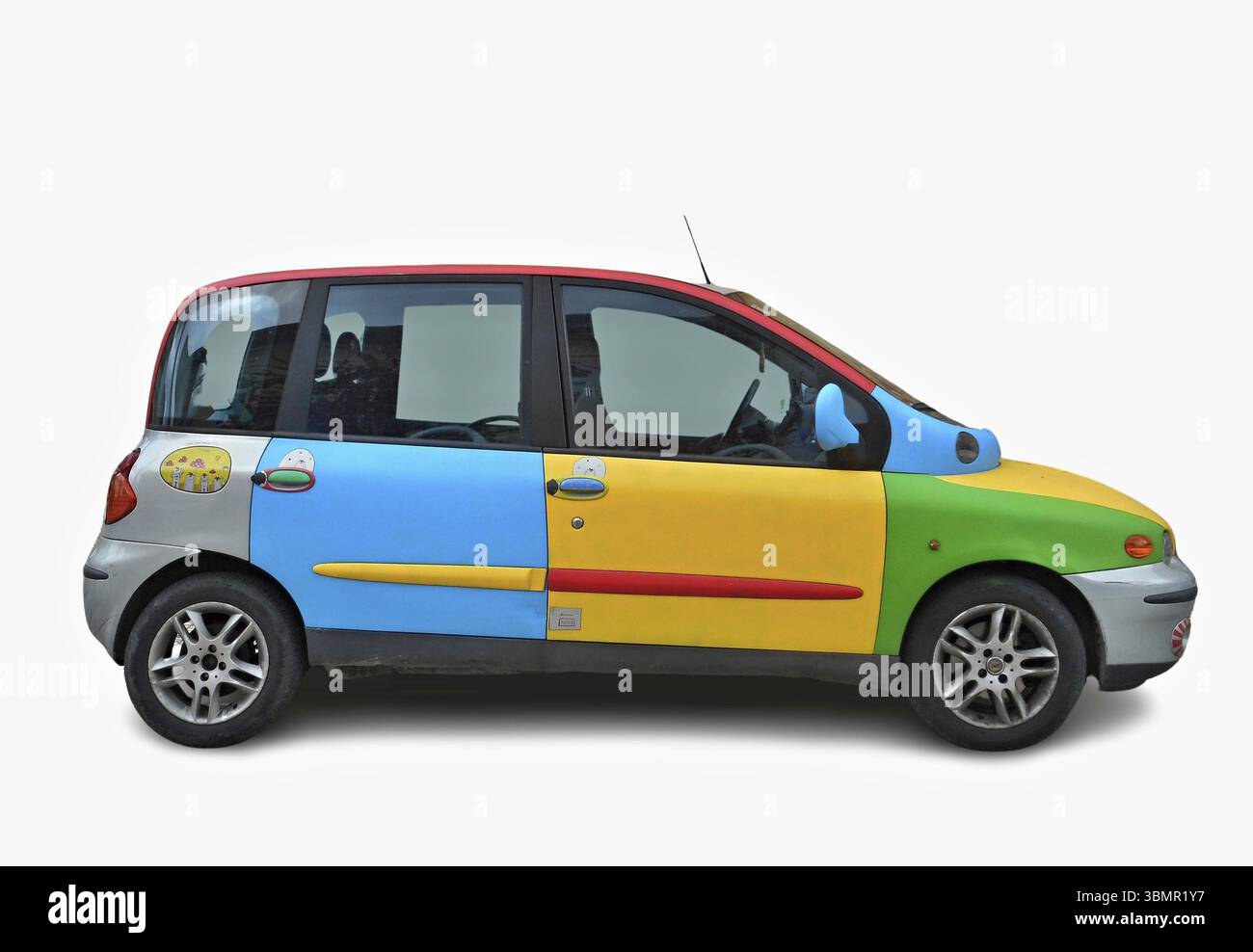 Fiat Multipla multicolore parcheggiata, che mostra un lavoro di pittura unico e artistico, isolato sul bianco Foto Stock
