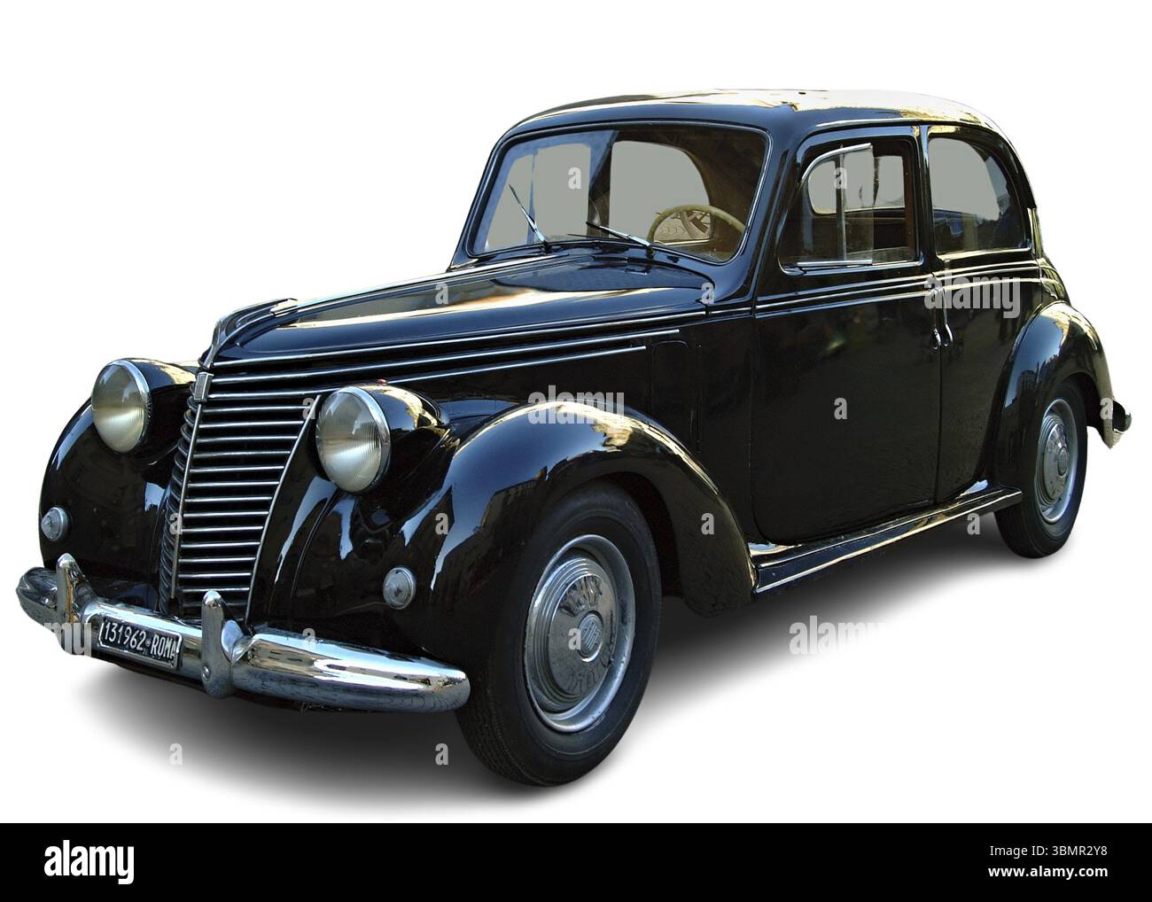 La classica Fiat 1500 è parcheggiata, con la sua vernice nera lucida, i fari di primo piano e gli intricati dettagli cromati Foto Stock