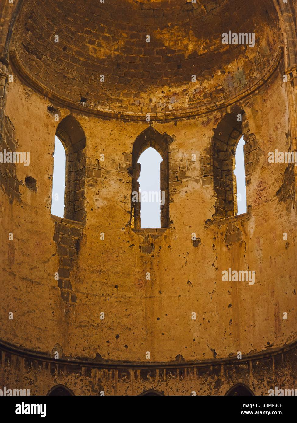 Muro interno e finestre della chiesa in rovina di San Giorgio Famagosta 13 06 2025 Foto Stock