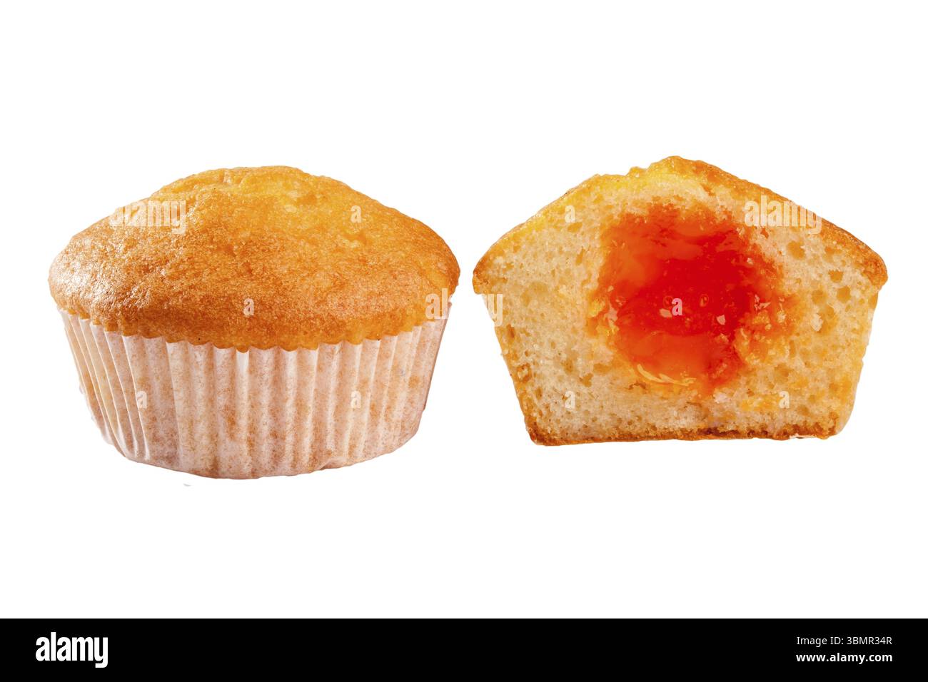 Muffin soffici e umidi appetitosi con confettura di albicocche ripieno isolato su sfondo bianco. Dolce pasticceria concetto Foto Stock