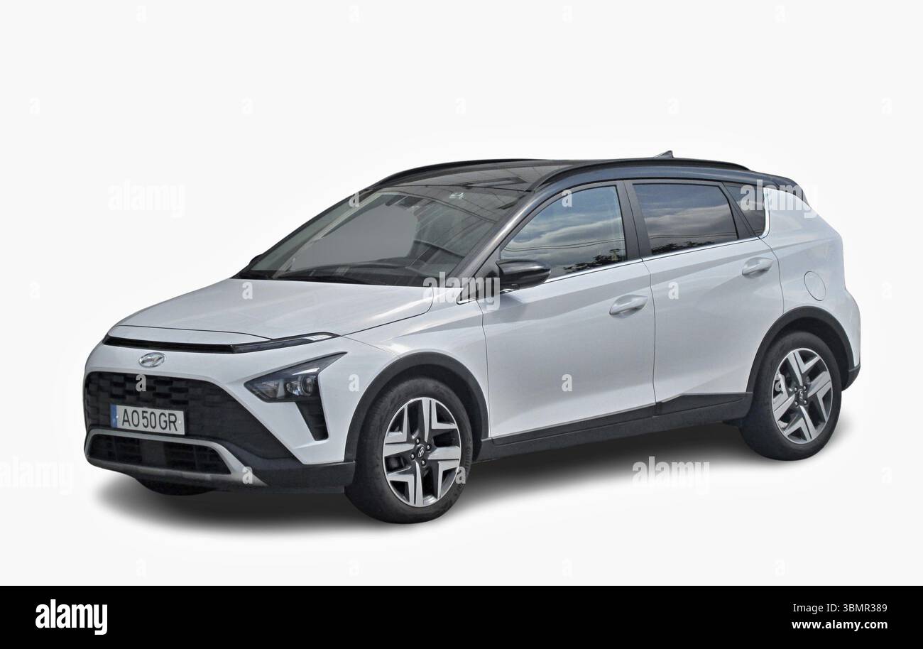 Moderno SUV crossover bianco Hyundai Bayon in posizione di parcheggio, che incarna versatilità e stile urbano Foto Stock