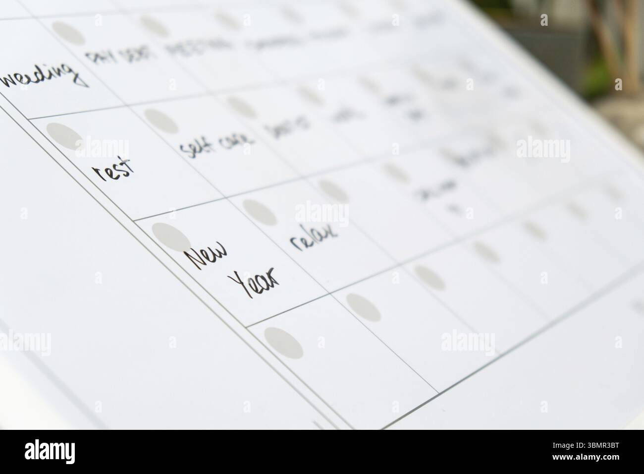 Pianificazione mensile completa di appuntamenti e piani per il mese prossimo. Pianificazione mese intenso. Scheda magnetica con i giorni del mese. Inserire l'impo Foto Stock