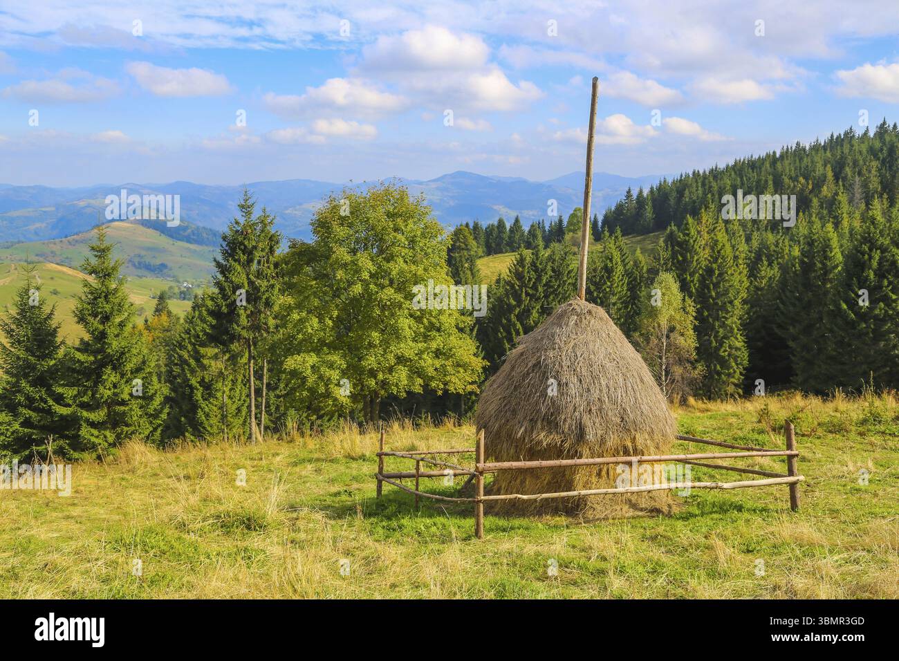 Haystack Mountain è stato girato in una giornata luminosa e soleggiata. Montagne visibili all'orizzonte Foto Stock