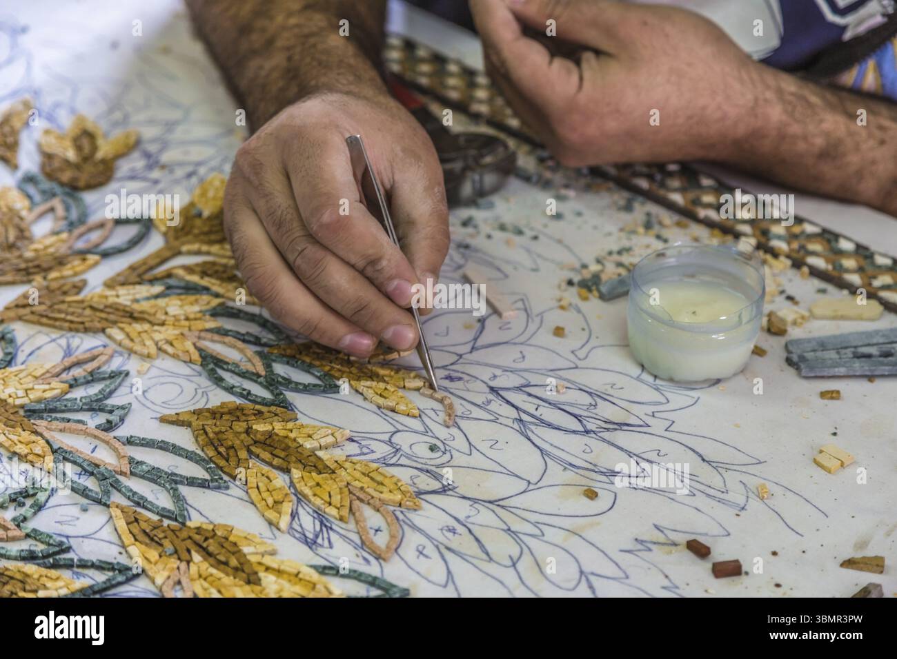 Madaba, Giordania - 27 ottobre 2015: Artigiani realizzano mosaici artistici. Madaba è meglio conosciuta per il suo mosaico bizantino. Il mosaico in Giordania è l'antica natio Foto Stock