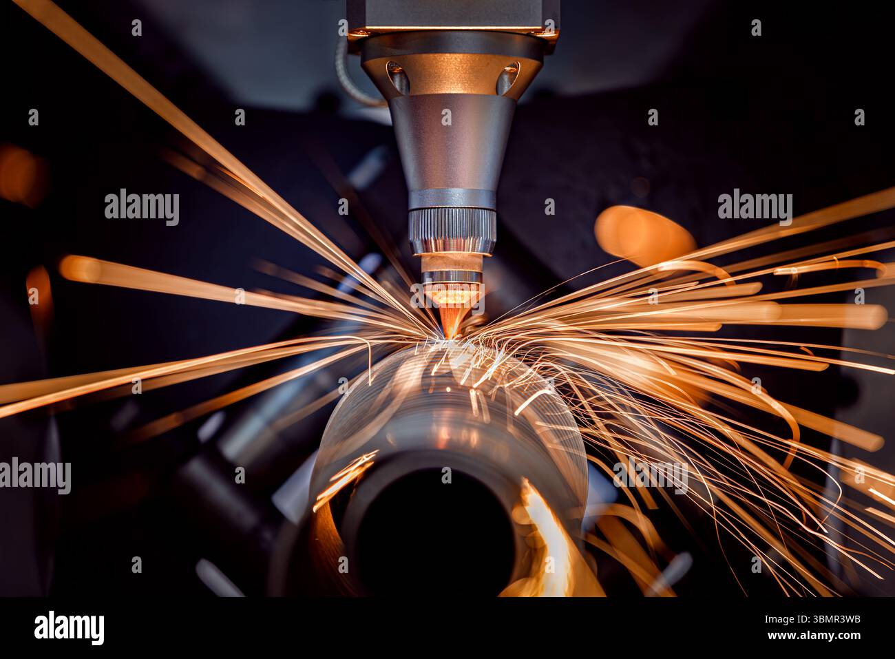 Taglio laser CNC e gas di metalli, moderna tecnologia industriale che rende dettagli industriali. L'ottica laser e il CNC vengono utilizzati per dirigere il materiale o Foto Stock