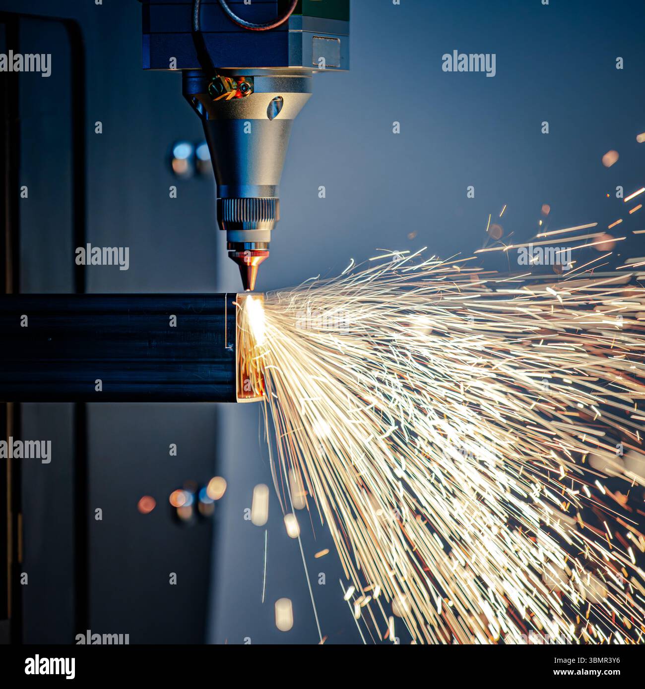 Taglio laser CNC e gas di metalli, moderna tecnologia industriale che rende dettagli industriali. L'ottica laser e il CNC vengono utilizzati per dirigere il materiale o Foto Stock