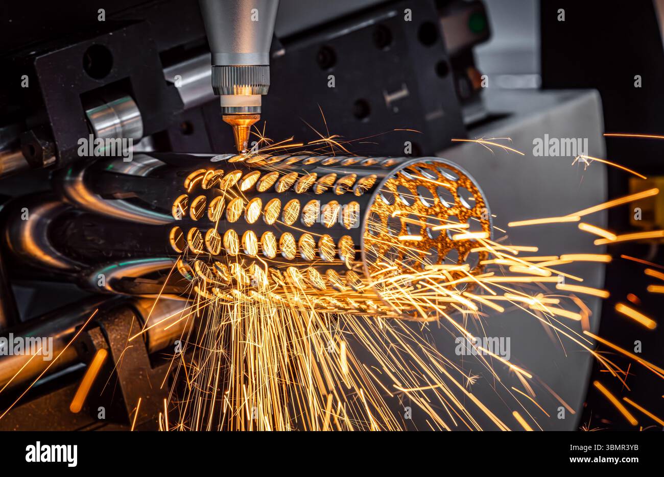 Taglio laser CNC e gas di metalli, moderna tecnologia industriale che rende dettagli industriali. L'ottica laser e il CNC vengono utilizzati per dirigere il materiale o Foto Stock
