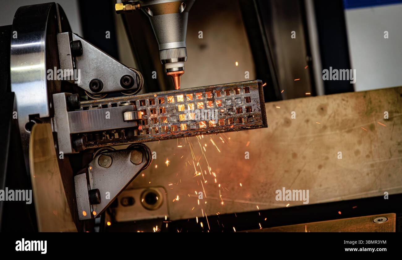Taglio laser CNC e gas di metalli, moderna tecnologia industriale che rende dettagli industriali. L'ottica laser e il CNC vengono utilizzati per dirigere il materiale o Foto Stock