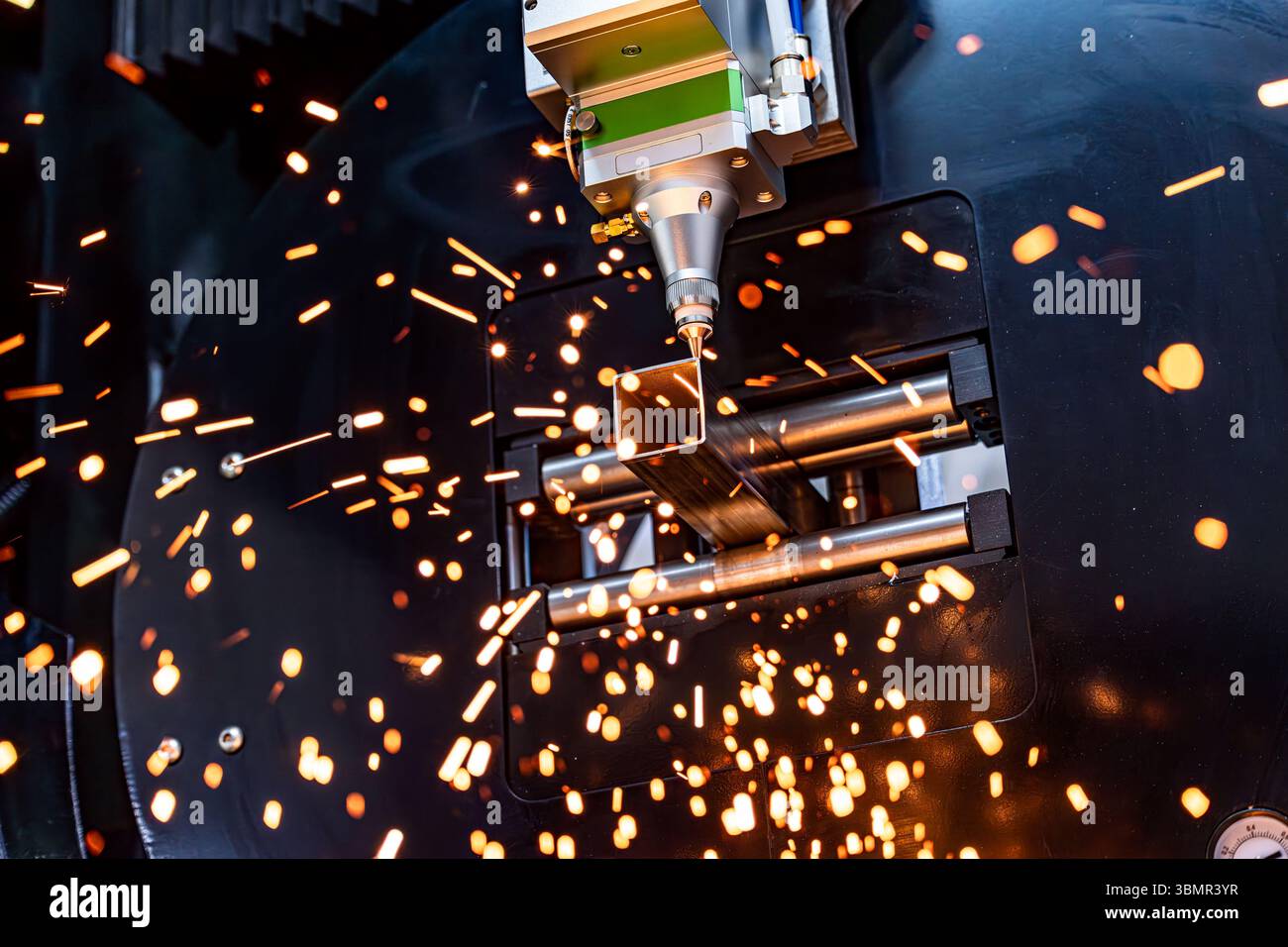 Taglio laser CNC e gas di metalli, moderna tecnologia industriale che rende dettagli industriali. L'ottica laser e il CNC vengono utilizzati per dirigere il materiale o Foto Stock