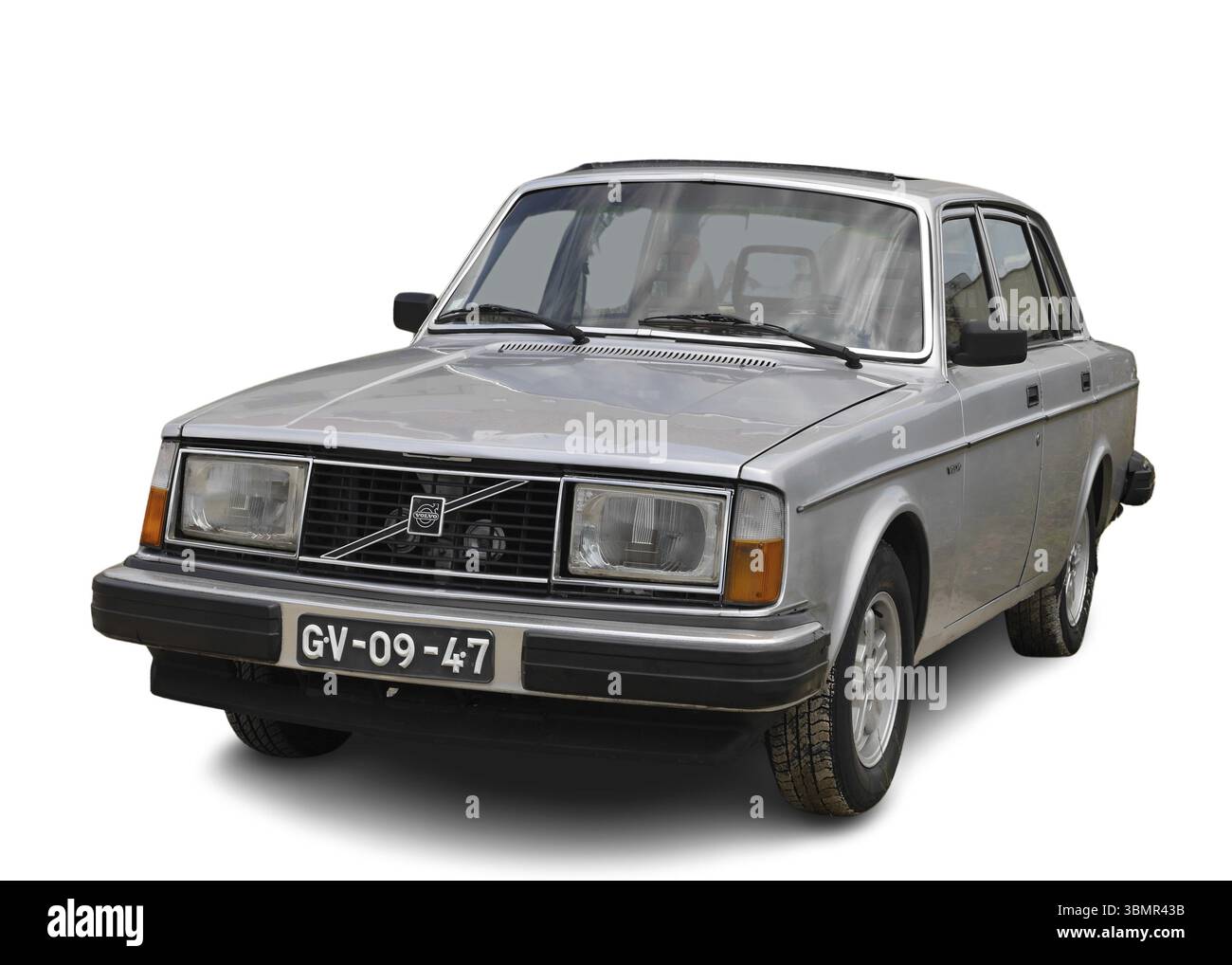 Classica auto Volvo 240 GLE argentata parcheggiata in uno studio con sfondo bianco, che mostra il suo fascino vintage Foto Stock