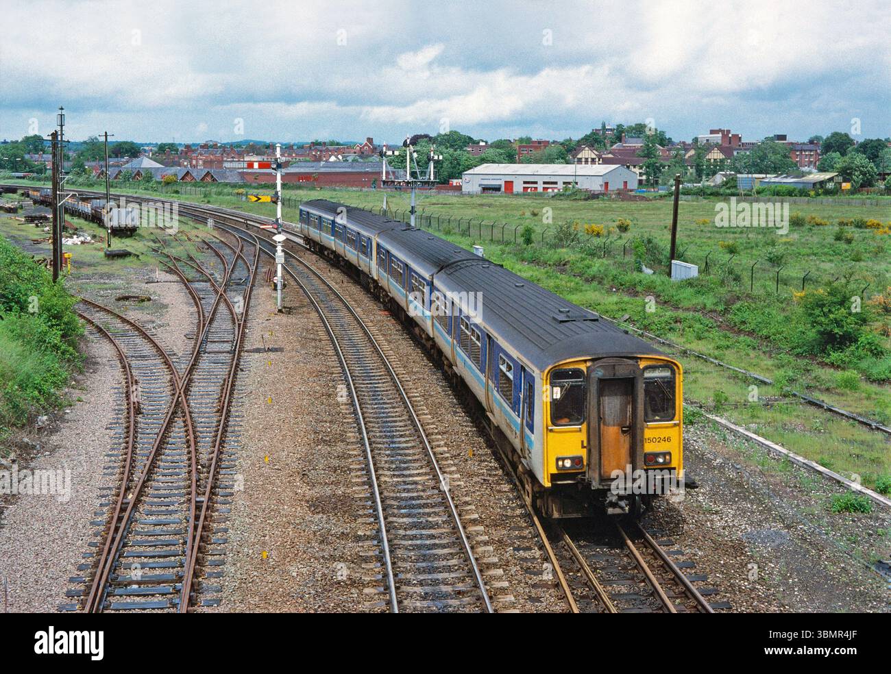 Un paio di unità diesel Sprinter Classe 150, unità multiple n. 150246 e 150274, un servizio delle Ferrovie regionali che passa i semafori a Sutton Bridge Junction il 30 maggio 1993. Foto Stock Un paio di unità diesel Sprinter Classe 150, unità multiple n. 150246 e 150274, un servizio delle Ferrovie regionali che passa i semafori a Sutton Bridge Junction il 30 maggio 1993. Foto Stock