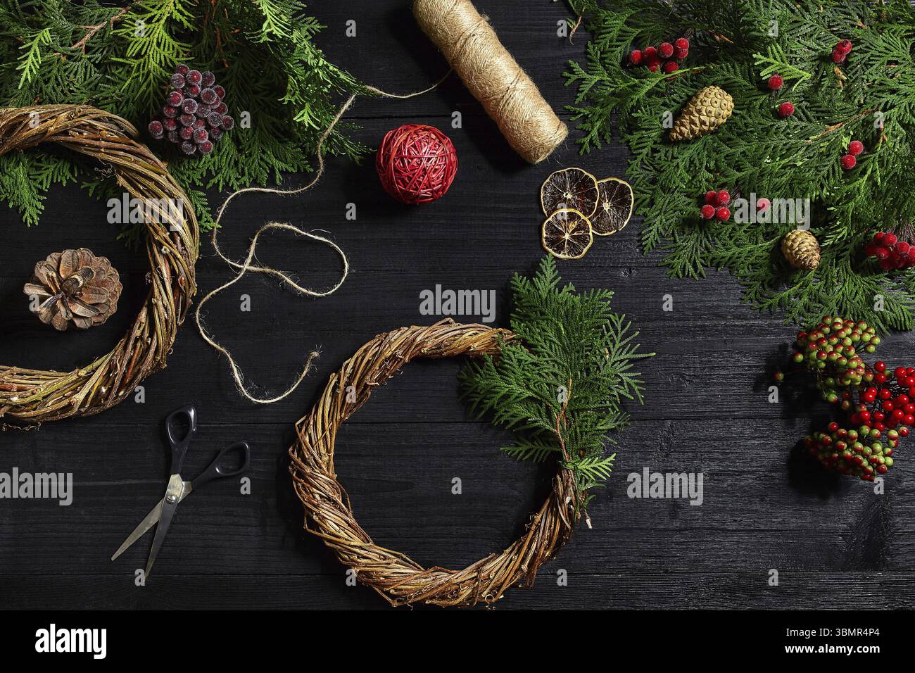 Produttore di decorazione di Natale con le proprie mani. Corona di Natale per le vacanze. La festa del nuovo anno. Master class sulla realizzazione decorativa o. Foto Stock