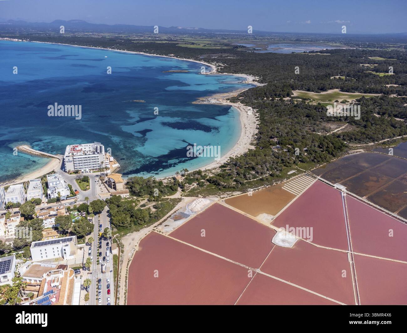 Stagni di essiccazione salina visti dall'aria, Salinas de Savall, miniera di sale del IV secolo a.C., Colonia de Sant Jordi, Ses Salines, Maiorca, Isole Baleari, SP Foto Stock Stagni di essiccazione salina visti dall'aria, Salinas de Savall, miniera di sale del IV secolo a.C., Colonia de Sant Jordi, Ses Salines, Maiorca, Isole Baleari, SP Foto Stock