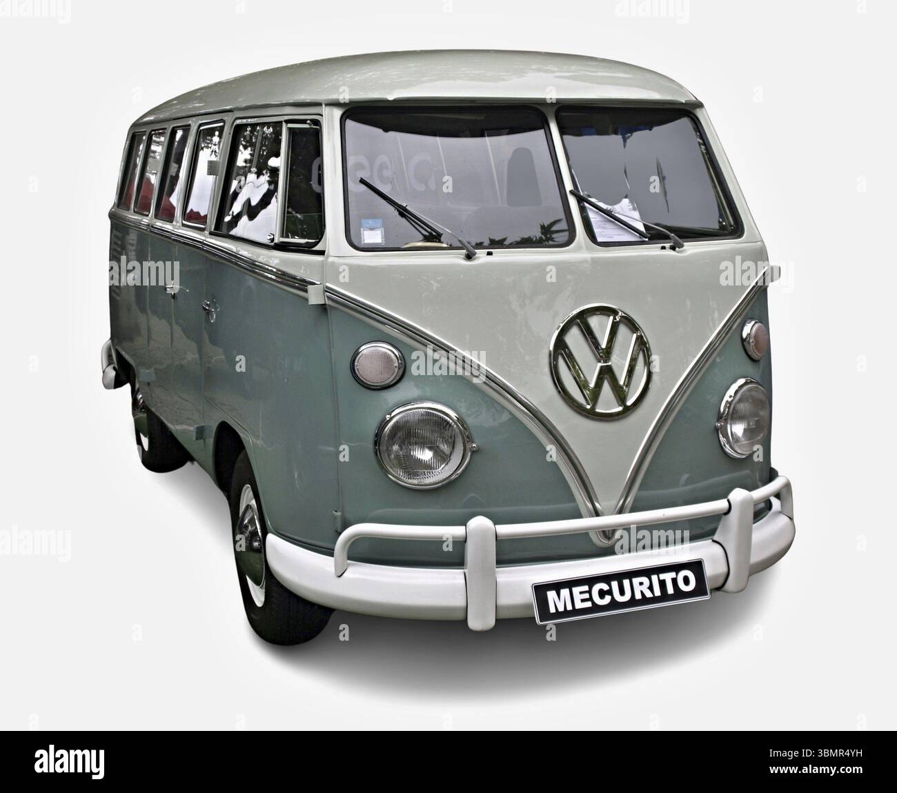 Classico pulmino Volkswagen, parcheggiato e con il suo fascino vintage e il suo design iconico, risplende sotto una cura meticolosa Foto Stock
