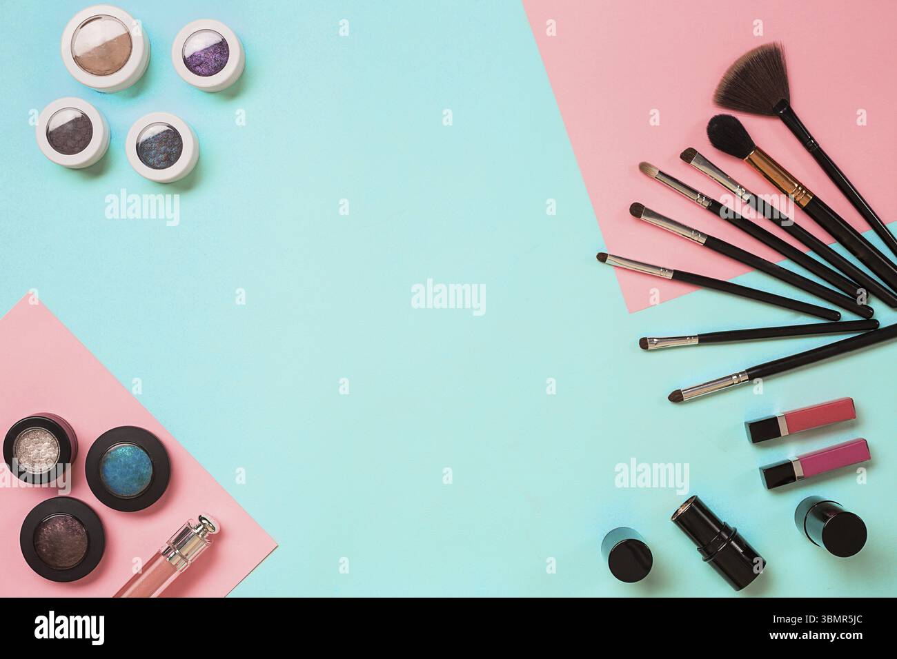 Fai il necessario per preparare i tuoi oggetti. Set di pennelli professionali per il make up, creme e ombre in vasi su sfondo blu. Inserire il testo o il logo. Ideale per la bellezza Foto Stock