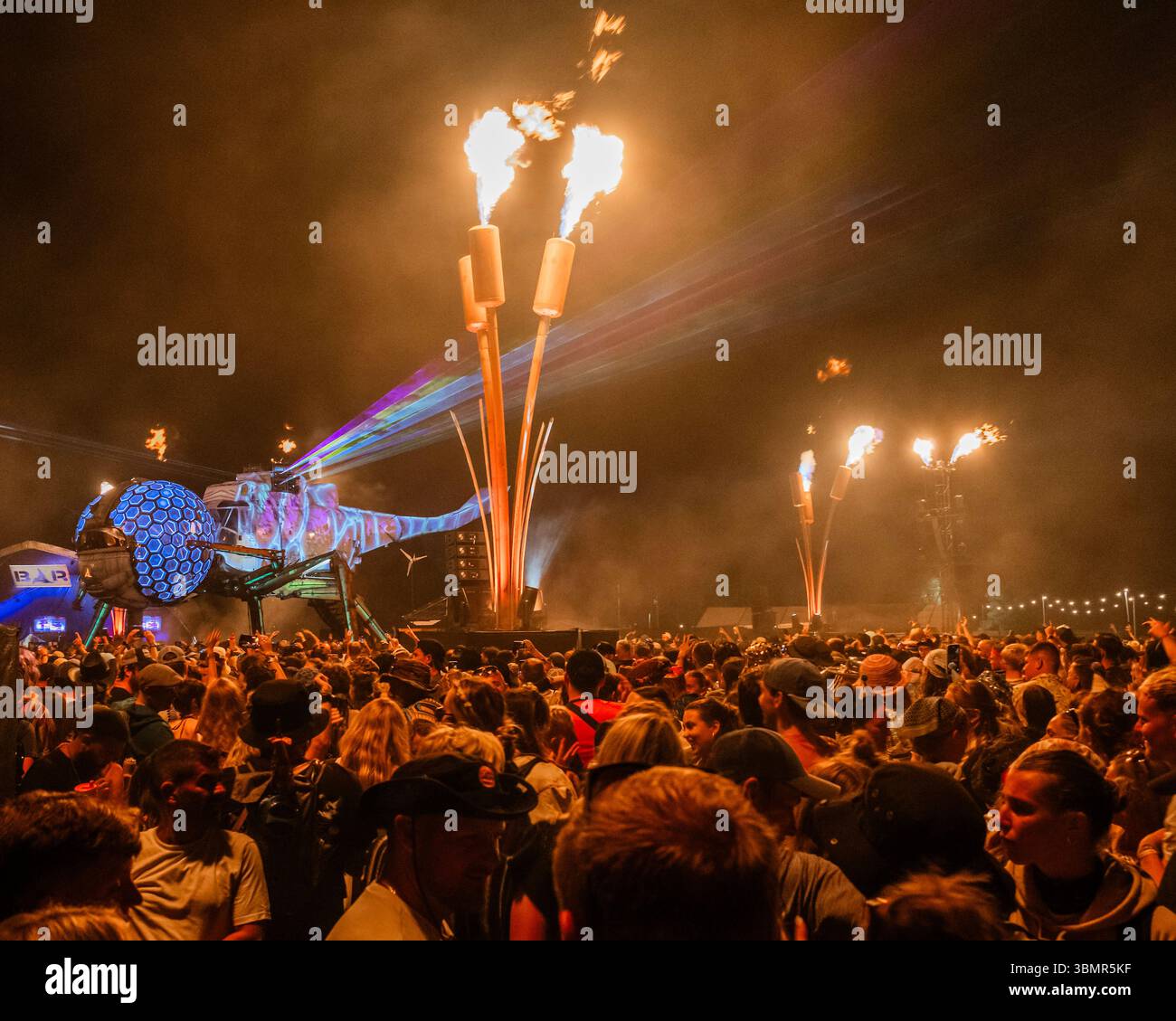Glastonbury, Regno Unito. 27 giugno 2025. La gigantesca Dragonfly (con dj in testa) torna nella zona di danza notturna di Arcadia. Quest'anno è stato esposto un murale della cittadina di Chiunwiza nello Zimbabwe - sabato al Glastonbury Festival 2025, Worthy Farm. Glastonbury, credito: Guy Bell/Alamy Live News Foto Stock