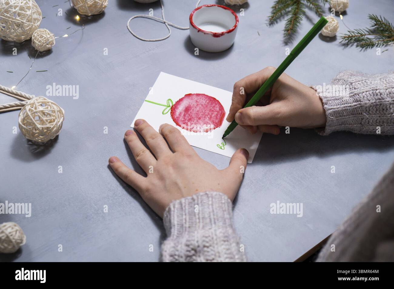 Palla di Natale preparazione natalizia sostenibile processo fai-da-te per realizzare biglietti d'auguri fatti a mano. Attività passo passo per i bambini. Incluso e risp Foto Stock