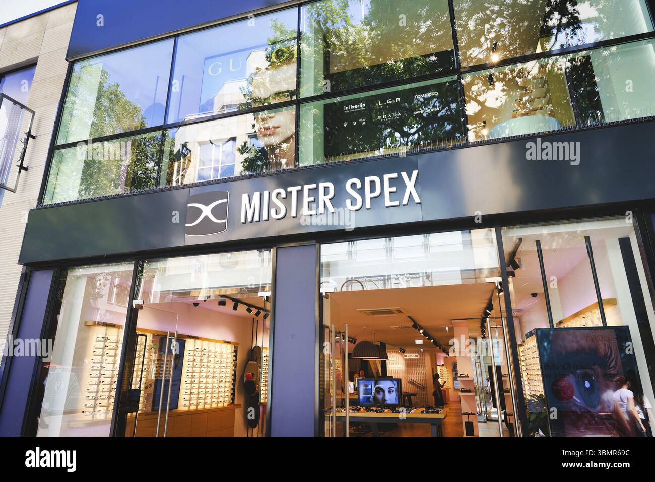 Colonia, Germania, 12 agosto 2024: Cartello pubblicitario del negozio Mister Spex sulla famosa via dello shopping Schildergasse di Colonia, in Europa Foto Stock