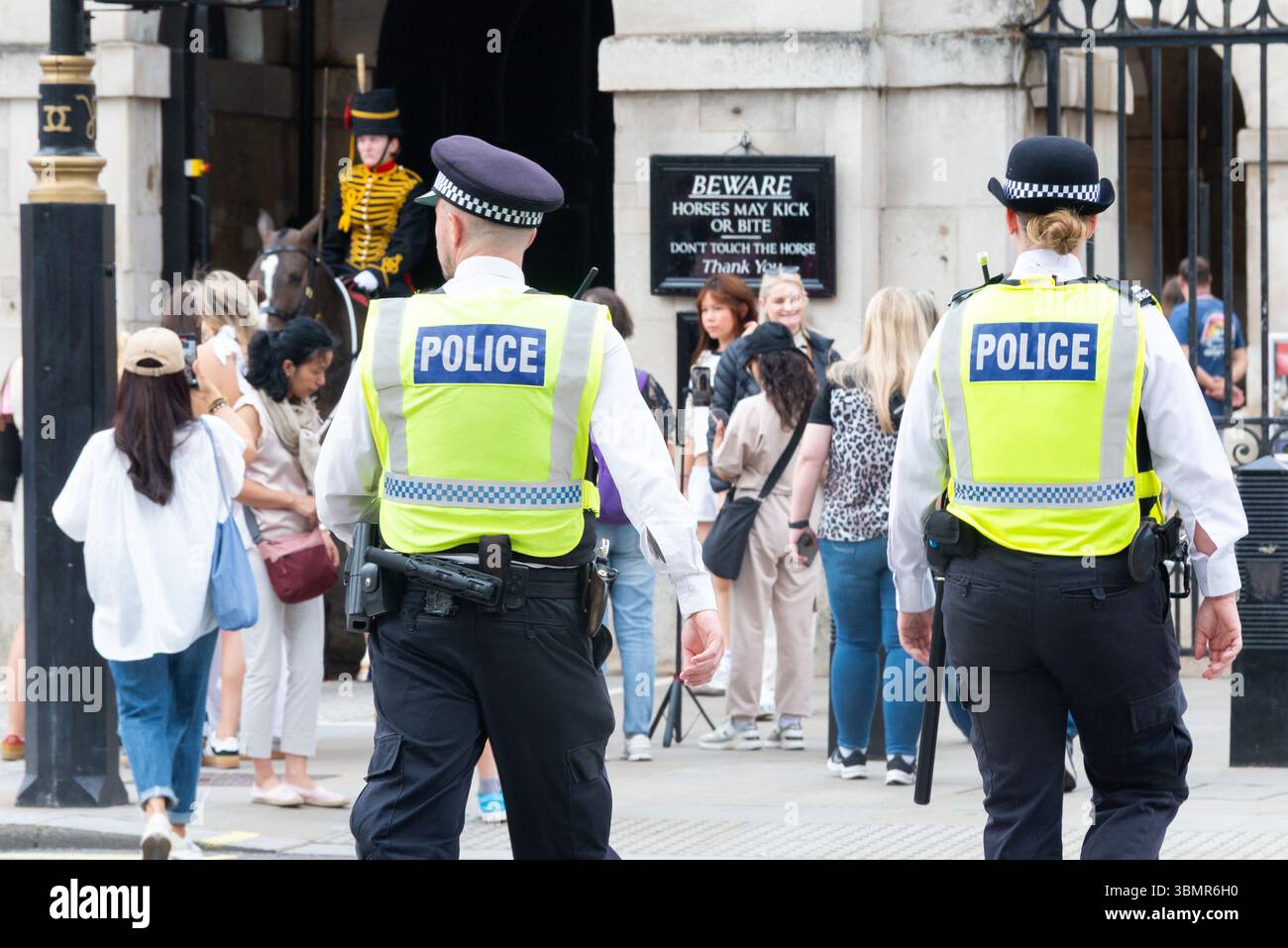 Westminster, Londra, Regno Unito. 28 giugno 2025. Gruppi come Football Lads Against Grooming Gangs & Together for the Children stanno progettando di riunirsi a Russel Square e marciare verso Whitehall chiedendo un’azione contro le bande di grooming e intitolando “for the Children”. Una contro protesta di Stand Up to Racism si riunirà in Parliament Square e protesta all'estremità opposta di Whitehall. La polizia metropolitana ha emesso condizioni ai sensi del Public Order Act affinché entrambe le fazioni rimangano in aree designate e tempi per concludersi. Agenti di polizia a Whitehall, vicino all'area turistica delle Horse Guards Foto Stock