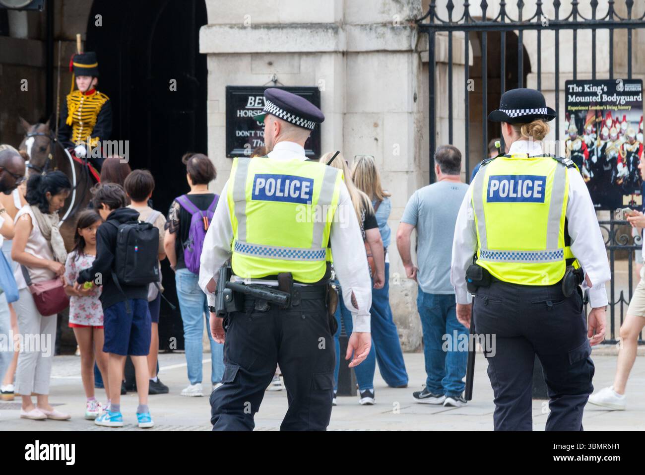 Westminster, Londra, Regno Unito. 28 giugno 2025. Gruppi come Football Lads Against Grooming Gangs & Together for the Children stanno progettando di riunirsi a Russel Square e marciare verso Whitehall chiedendo un’azione contro le bande di grooming e intitolando “for the Children”. Una contro protesta di Stand Up to Racism si riunirà in Parliament Square e protesta all'estremità opposta di Whitehall. La polizia metropolitana ha emesso condizioni ai sensi del Public Order Act affinché entrambe le fazioni rimangano in aree designate e tempi per concludersi. Agenti di polizia a Whitehall, vicino all'area turistica delle Horse Guards Foto Stock
