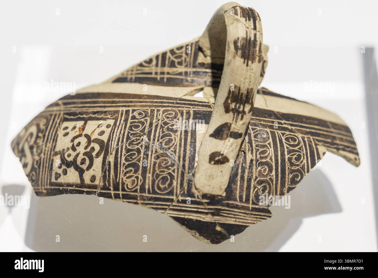 Shurayba, brocca con decorazione sgraffito su bande nere di manganese, XII-XIII secolo d.C., Shaltish (Saltes), periodo islamico, Museo Huelva, Huelva, e. Foto Stock