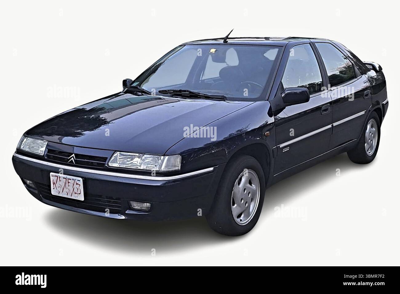 Citroen Xantia blu scuro parcheggiato, che mette in risalto le linee classiche e il fascino senza tempo Foto Stock
