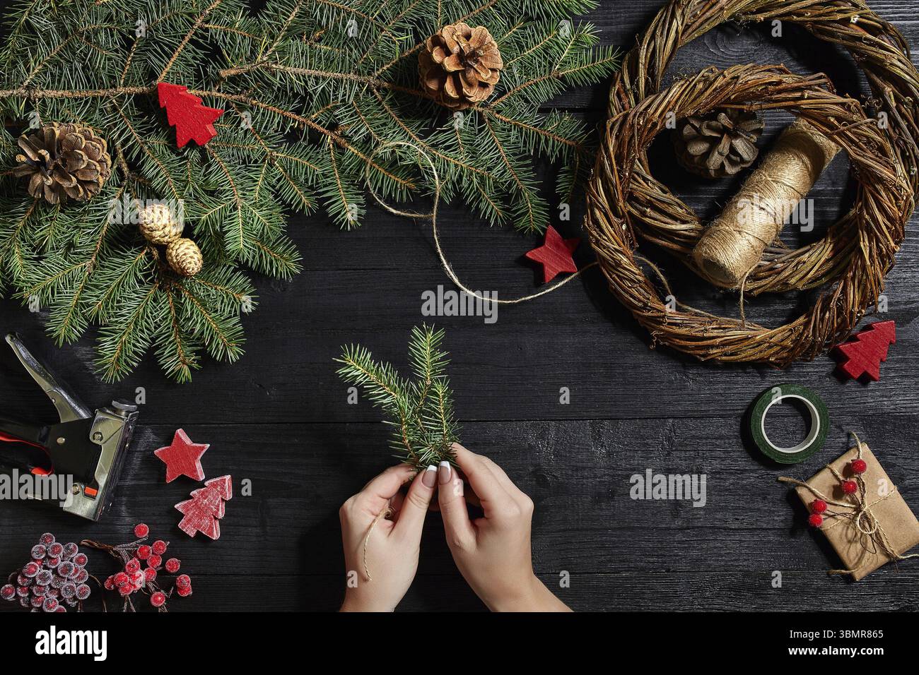 Produttore di decorazione di Natale con le proprie mani. Corona di Natale per le vacanze. La festa del nuovo anno. Master class sulla realizzazione decorativa o. Foto Stock