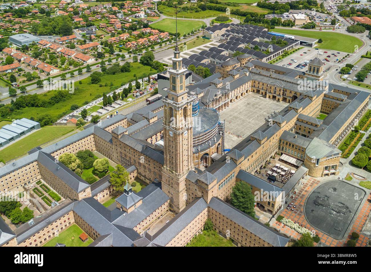 Vista aerea della città della cultura di la Laboral a Gijon, Asturie, Spagna settentrionale Foto Stock
