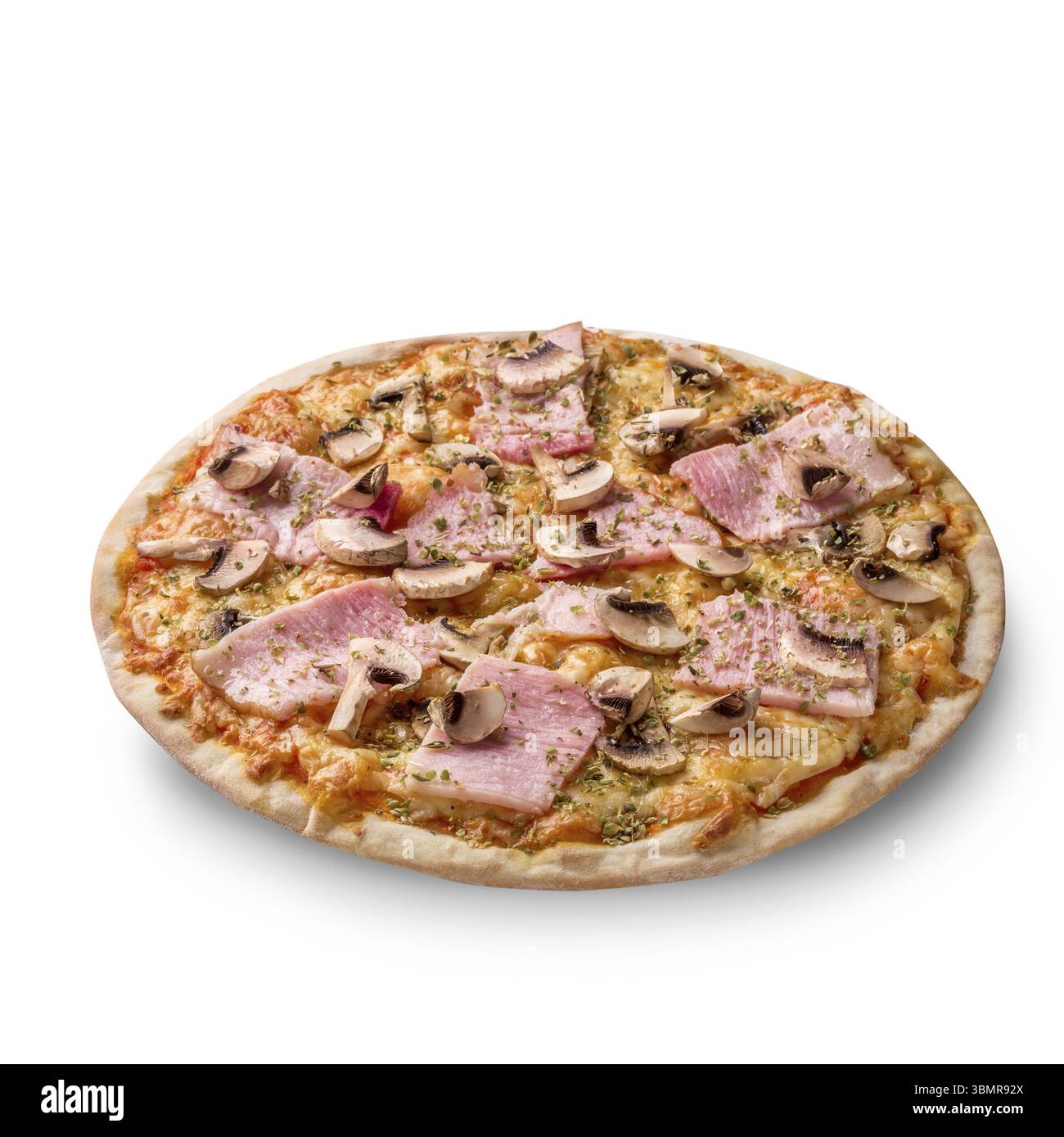 Pizza fresca con funghi, prosciutto, formaggio su sfondo bianco. Copia spazio. Fatti in casa con amore. Consegna rapida. Ricetta e menu. Vista dall'alto Foto Stock