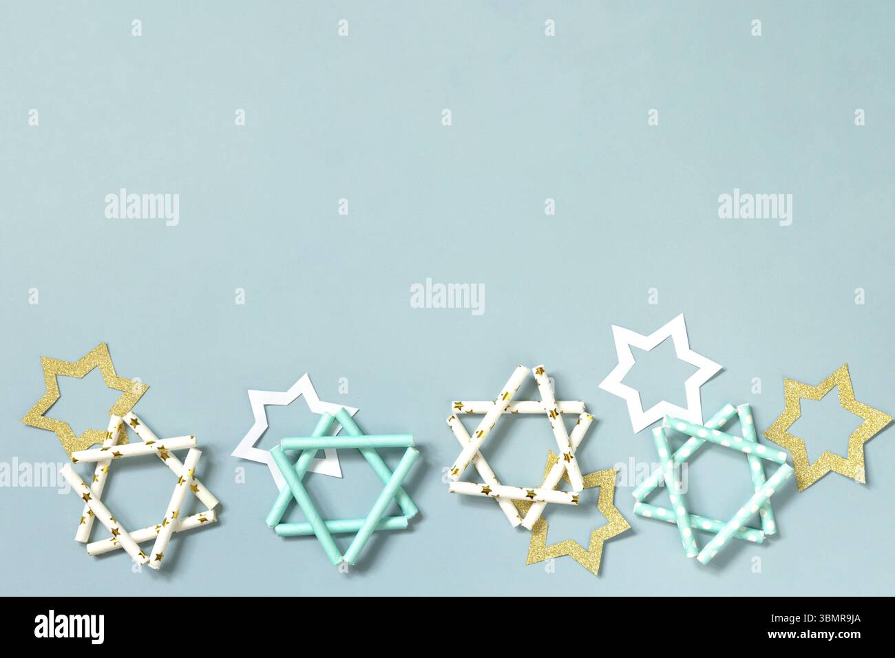 Festa ebraica Hanukkah. Simbolo della stella Hanukkah di David su sfondo blu. Vista dall'alto, disposizione piatta. Copia spazio Foto Stock