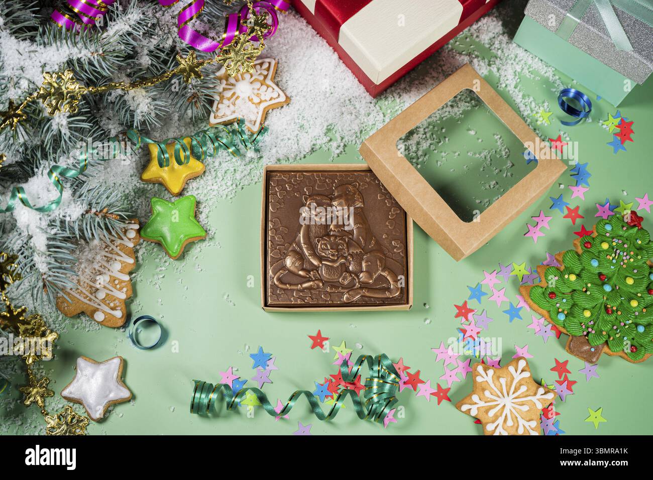 La composizione del nuovo anno è piatta: Tigre al cioccolato, simbolo dell'anno 2022. Umore gioioso Foto Stock