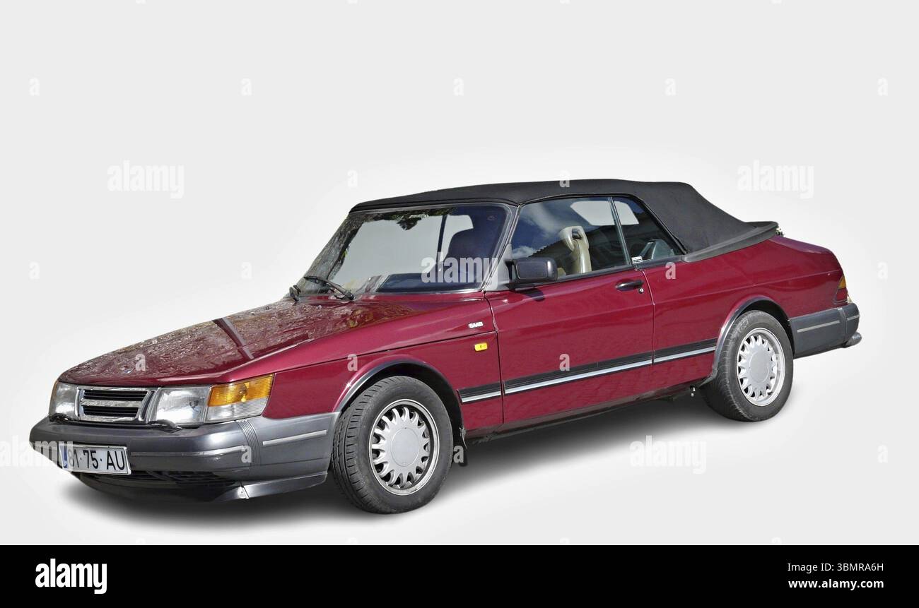 Elegante Saab 900 rossa decappottabile parcheggiata, con un design senza tempo e un'eleganza open top Foto Stock