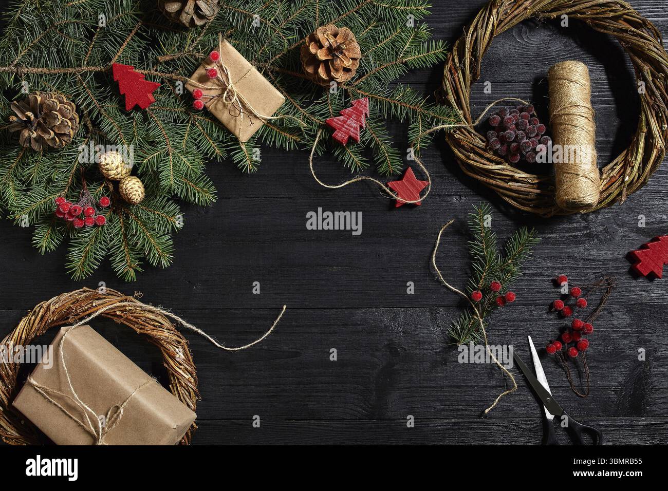 Produttore di decorazione di Natale con le proprie mani. Corona di Natale per le vacanze. La festa del nuovo anno. Master class sulla realizzazione decorativa o. Foto Stock